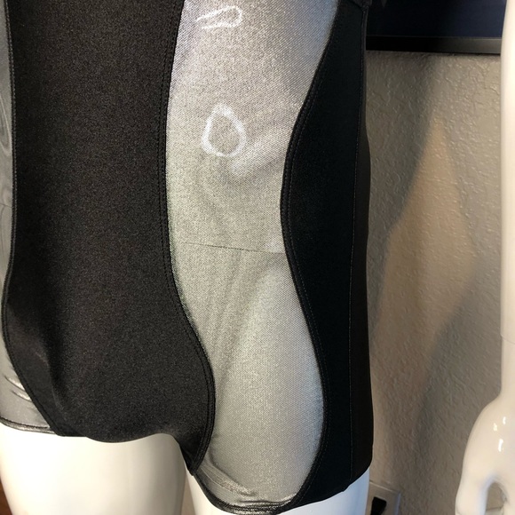 Mens SkinFit dangerous curves singlet size small. - Picture 2 of 8